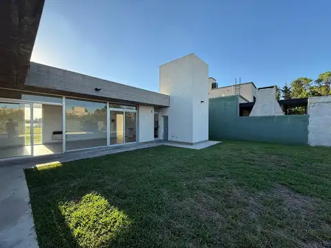 Casa 8 ambientes con 3 baños