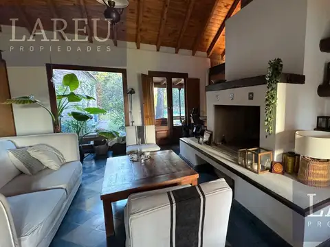 Casa en Venta con 2 cocheras