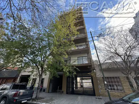 3 ambientes frente, balcón con parrilla, 2 splits, baño,  toilete y coch. fija -