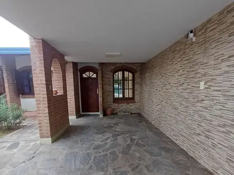 Casa en Alquiler con 1 cochera