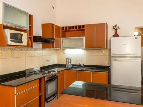 Casa 8 ambientes con 2 baños
