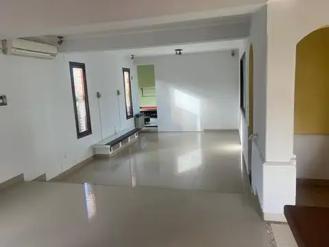 Casa en Alquiler con 2 cocheras