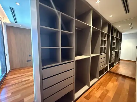 Casa en Venta con 4 cocheras