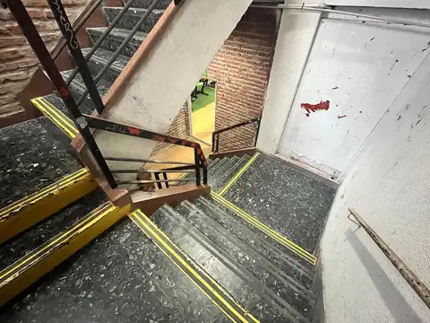 Pinzón  e/ Av.  Regimiento de los Patricios y Hernandarias Nº  1164 /72/76