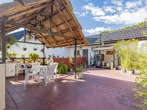 Casa Chalet  en Alquiler en Barrio Güemes, Haedo, Morón