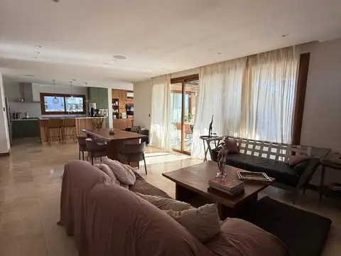 Casa 6 ambientes con 4 baños