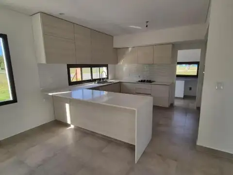 Excelente Casa en Av. De Los Lagos, Nativas El Cazador