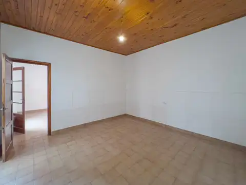 CASA DE PASILLO EN ALQUILER EN VERA MUJICA AL 1180