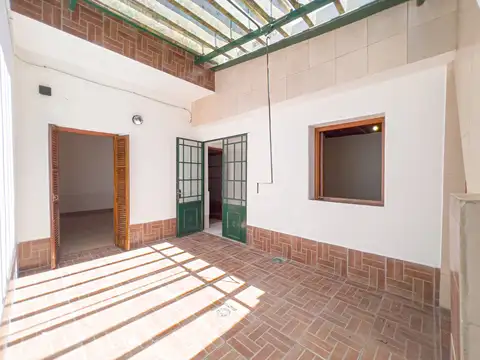 CASA DE PASILLO EN ALQUILER EN VERA MUJICA AL 1180