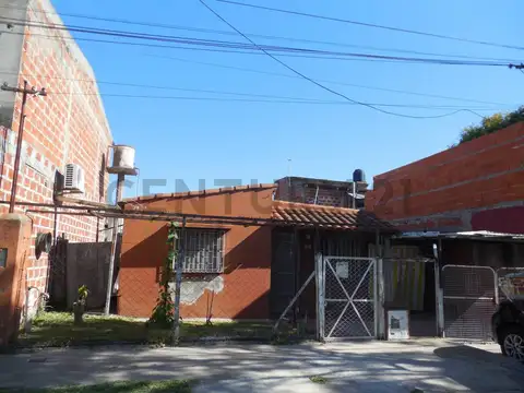 Oportunidad para Inversores – Casa Antigua a Reciclar en Lote de 10 x 21