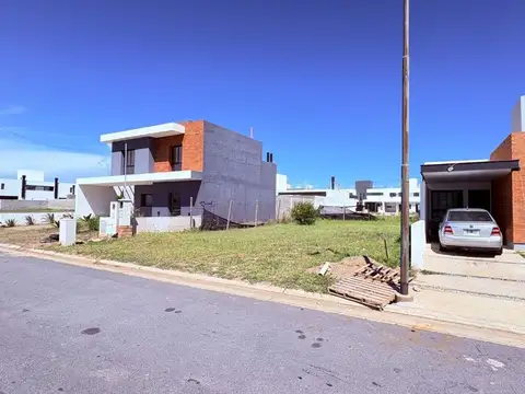 VENTA TERRENO RINCONES DE MANANTIALES con proyecto