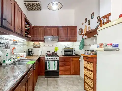 Casa 6 ambientes con 2 baños
