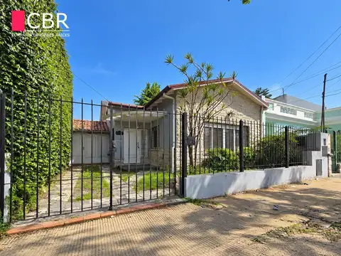 Excelente chalet con jardin en Olivos sobre lote de 10 x 25 - Muy Luminoso!