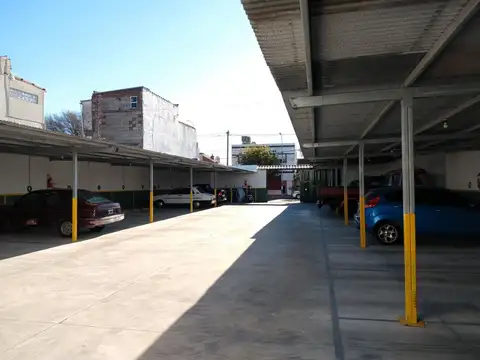 VENTA DE COCHERA Y VIVENDA EN LOTE DOBLE, IDEAL INVERSION.