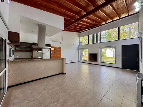 Casa 5 ambientes con 3 baños