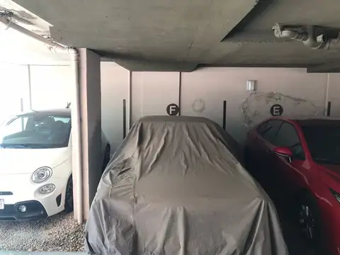 COCHERA CUBIERTA EN VENTA - INTERNAMENTE FIJA EN PLANTA BAJA