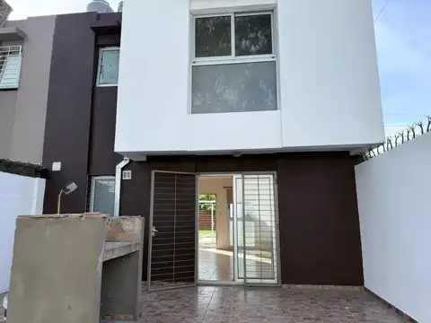 Duplex en Venta en Los Hornos [Cod: ]