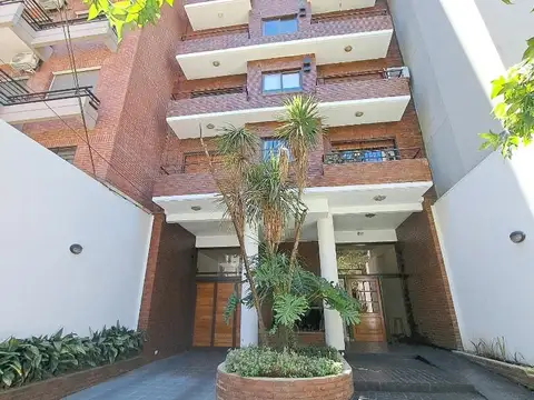 Venta. Quilmes ctro. Semipiso 2 amb c/ cochera y baulera.