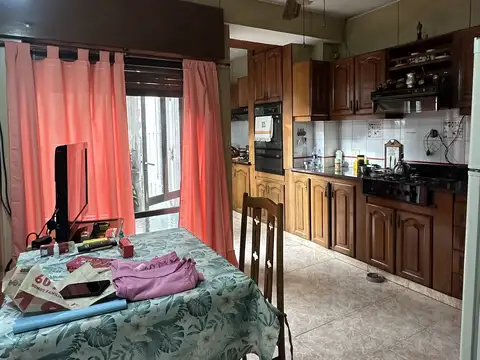 Importante casa de 5 ambientes en dos plantas con quincho, fondo libre y posibilidad de permuta