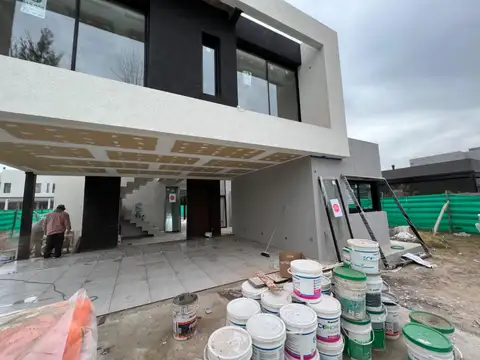 Casa 5 ambientes con 2 baños