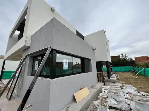 Casa en Venta con 4 cocheras