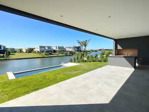 Casa 6 ambientes con 5 baños