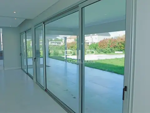 Importante Propiedad Moderna con 5 dormitorios