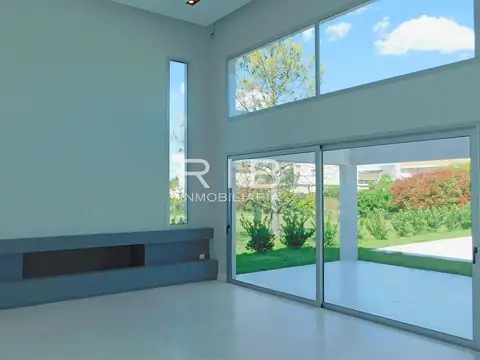 Casa 6 ambientes con 5 baños