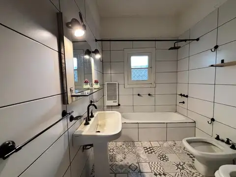 Casa 6 ambientes con 2 baños