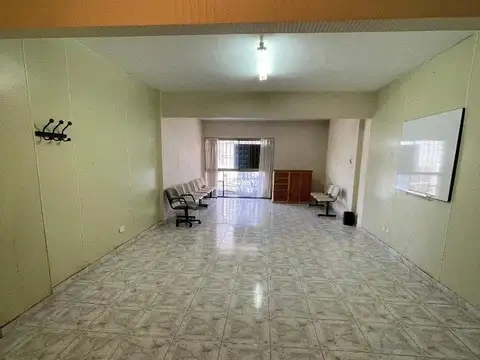 OFICINA A LA CALLE EN PRIMER PISO