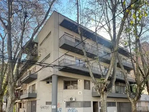 Dpto. de 1 dormitorio con balcón al frente y Terraza Exclusiva con parrillero. Zona Medicina.