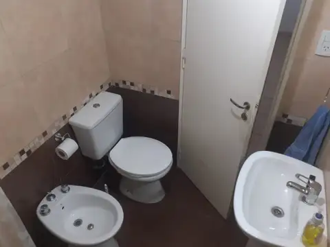 Dpto. de 1 dormitorio con balcón al frente y Terraza Exclusiva con parrillero. Zona Medicina.