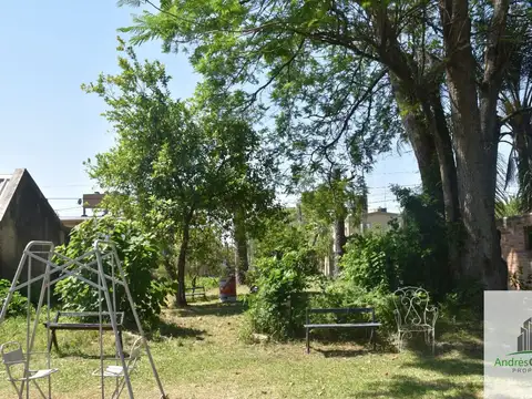 Casa en venta con terreno de 737 m², ideal para refaccionar o nuevo proyecto.