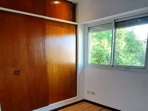 Departamento 2 dormitorios con balcón al frente