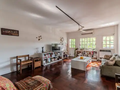 PH SEIS AMBIENTES . PATIO Y TERRAZA . LUMINOSO . SIN EXPENSAS