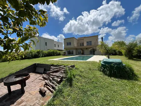 Casa 6 ambientes con 2 baños