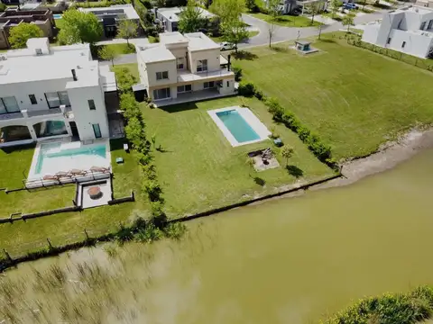 Avenida de los Lagos y Calle Libertad 300