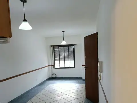 P.B. al frente, con patio