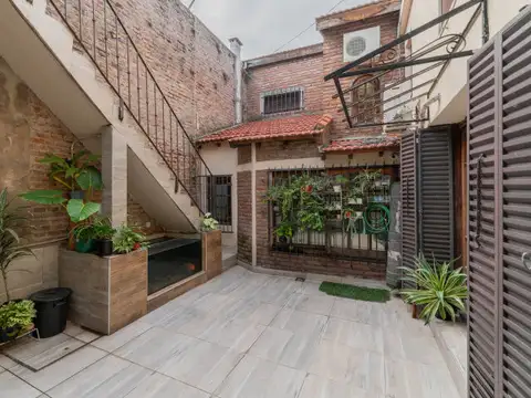 Casa en venta en Boedo. Lote propio. 4 ambientes más estudio. Quincho y terraza. Mucha luz