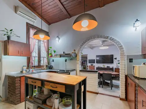Casa en venta en Boedo. Lote propio. 4 ambientes más estudio. Quincho y terraza. Mucha luz