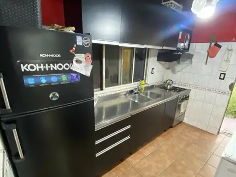 CASA 3 AMBIENTES CON JARDIN, ENTRADA DE COCHE Y FDO LIBRE