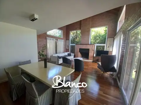 Casa 5 ambientes con 4 baños