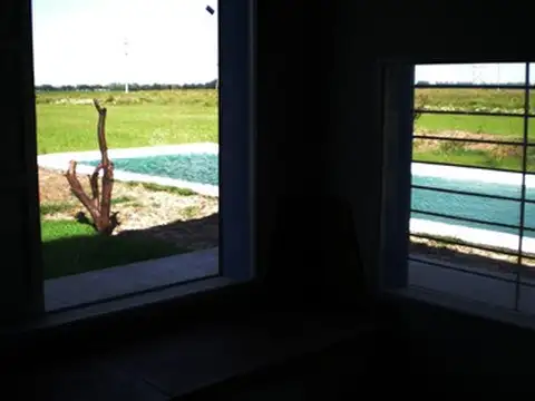 Excelente ubicación. Moderna casa de campo (CUBE) ubicada en una zona rural de grandes áreas verdes.