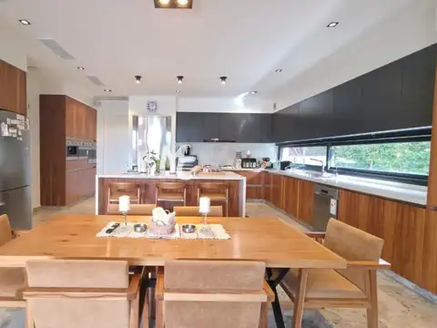 Casa 11 ambientes con 7 baños