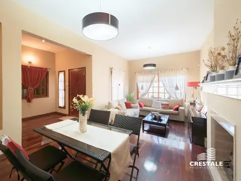 Casa 6 ambientes con 2 baños