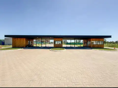 Bº Village Joven, Avenida Héroes de Malvinas 400