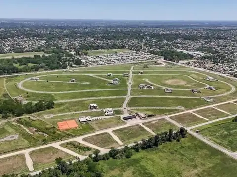 Bº Village Joven, Avenida Héroes de Malvinas 400