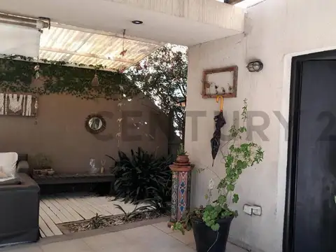 Casa en Alquiler con 4 cocheras