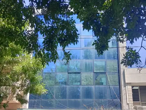 EDIFICIO COMERCIAL DE 3 PISOS EN LINIERS CON ASCENSOR