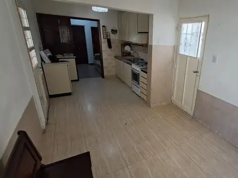 CASA 4 AMB CON PATIO, GALERIA , FONDO PARQUIZADO Y TERRAZA X TODA LA SUPERFICIE